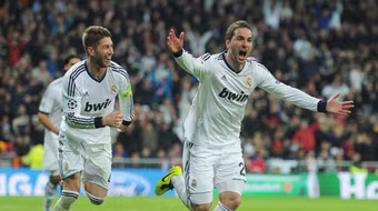 "Kền kền trắng" đặt một chân vào bán kết 