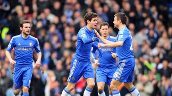 Chelsea ngược dòng vào top 3