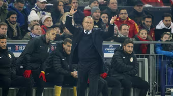 Cãi trọng tài, HLV Galatasaray bị cấm chỉ đạo 9 trận