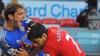 Suarez bị phạt 300.000 bảng vì hành vi “cẩu xực”