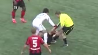 Nổi "cơn điên", trọng tài vào sân choảng nhau với cầu thủ