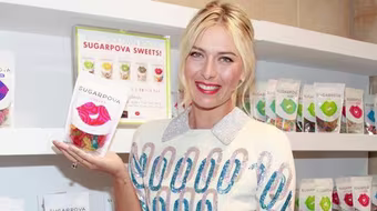 Sharapova về quê bán kẹo