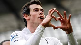 Gareth Bale một lần nữa vượt mặt Robin van Persie