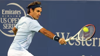 Dùng lại vợt cũ, Federer giành chiến thắng