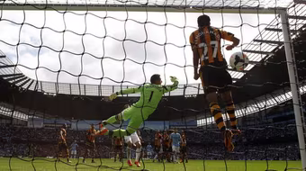 Man City giải hạn trên sân nhà 