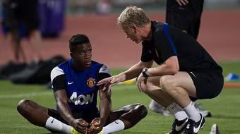 Zaha bị đẩy khỏi Old Trafford