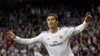 Cris Ronaldo "vượt mặt" van Nistelrooy