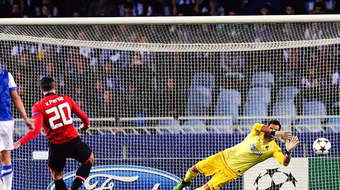 Real Sociedad 0-0 MU: Quỷ đỏ thiếu may mắn