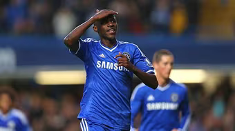 Arsenal thua thảm, Chelsea thắng nhọc