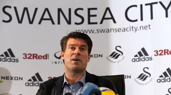 Michel Laudrup bị sa thải theo cách không ai ngờ đến