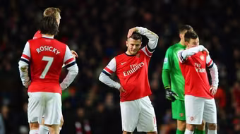 Cả Arsenal và MU đều rơi vào tình cảnh khó khăn