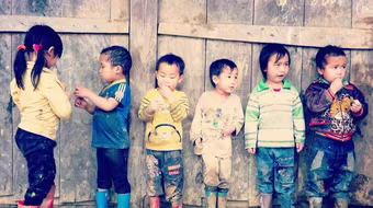 Cõng gạo lên Lũng Luông giúp trẻ em nghèo “nuôi” chữ