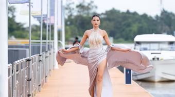 Hoàng Thùy khéo léo xử lý sự cố khi trình diễn ở "Vietnam International Sea Fashion Festival"