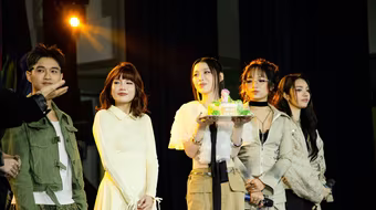 Han Sara khóc trong fanmeeting mừng sinh nhật tuổi 25