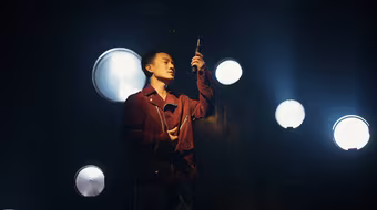 Đinh Tiến Đạt ra mắt “Ta còn dại khờ”: Bản ballad chạm đến tuổi trẻ đã ngủ quên