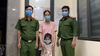 Giúp bé gái đi lạc đoàn tụ gia đình trong ngày Quốc khánh