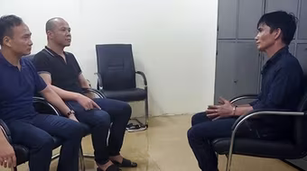 Khởi tố bố đẻ tàng trữ ma túy, súng quân dụng, bạo hành dã man con gái ở Bắc Ninh