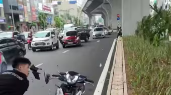 Cơ quan công an điều tra vụ đập xe máy của người đi đường trên phố Trường Chinh