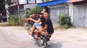 Xử phạt 2 nam thanh niên ‘bốc đầu’ xe máy