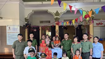 Mang Trung thu đến với những em nhỏ thiệt thòi