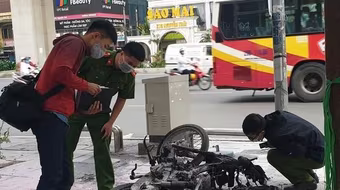 Chiếc xe máy cháy rụi trên đường Nguyễn Trãi