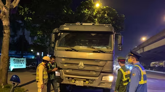 Chặn giữ 5 xe 'khủng long' chở đất đá 