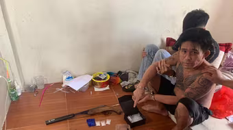 Cặp đôi bố - con chuyên buôn ma túy, tàng trữ súng tự chế