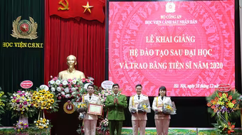 Học viện Cảnh sát nhân dân trao bằng cho 14 'tân' Tiến sĩ