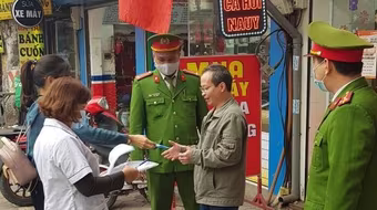 Công an quận Đống Đa, Hà Nội: Xử phạt 46 trường hợp không đeo khẩu trang nơi công cộng