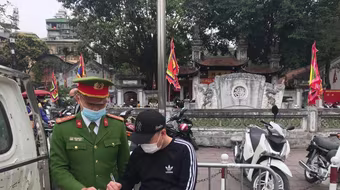 Công an quận Đống Đa xử phạt 5 trường hợp lấn chiếm vỉa hè để trông xe