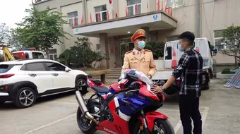 Phạt hơn 10 triệu đồng đối với tài xế phóng mô tô gần 300km/h ở Đại lộ Thăng Long 