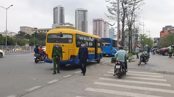 Ra quân xử phạt xe khách chạy ‘rùa bò’, mở cửa đón khách tại đường Phạm Hùng – Phạm Văn Đồng
