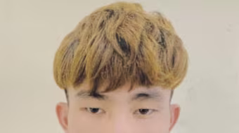 Biểu hiện nghi vấn của nam thanh niên đứng ở điểm chờ xe buýt lúc nửa đêm