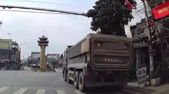 Tài xế xe tải vượt đèn đỏ bị 'phạt nguội' 4 triệu đồng