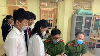 Công an quận Đống Đa triển khai cấp căn cước gắn chíp tại trường học cho học sinh 