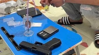 Bắt đối tượng giấu ma túy và súng trong nhà