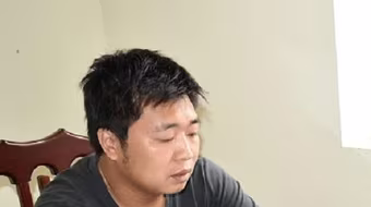 Mang xăng đến nhà đối thủ đốt xe để trả thù