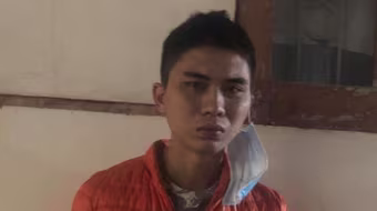 Gói chất bột màu trắng lạ trong bao thuốc lá