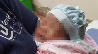 Bé sơ sinh bị bỏ rơi ở khuôn viên Trạm y tế xã