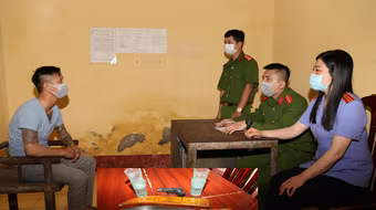 Giám đốc cùng 7 nhân viên vác dao kiếm đi giải quyết mâu thuẫn