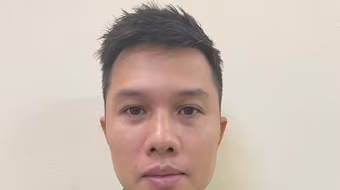 Vào bar chơi, tranh thủ... trộm ví tiền của bàn bên cạnh