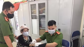 Đảm bảo nguyên tắc chống dịch Covid 19 tại điểm làm căn cước công dân gắn chip 