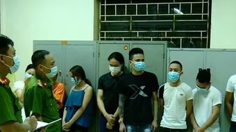 Bắt quả tang quán karaoke cho khách vào hát "chui" và sử dụng ma túy