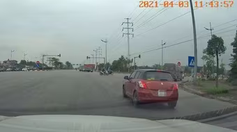 Tài xế vượt đèn đỏ vì 'vội ra sân bay' bị phạt 4 triệu đồng