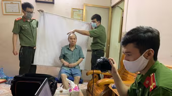 Đến tận nhà cấp căn cước công dân gắn chíp cho người cao tuổi