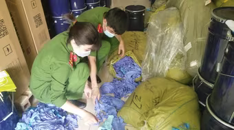 Phát hiện kho chứa gần 3 tấn găng tay y tế không rõ nguồn gốc