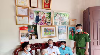 [Ảnh] Hòm phiếu phụ đến tận nhà, để cử tri bỏ phiếu chọn người tài đức