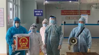 [Clip] Mang hòm phiếu phụ đến nhà để cử tri đang cách ly, thực hiện quyền bầu cử 