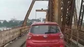 Xử phạt xe ôtô đi vào cầu Long Biên