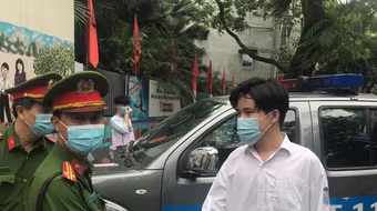 Công an quận Thanh Xuân đưa nam sinh bị nhầm địa điểm đến thi đúng giờ 